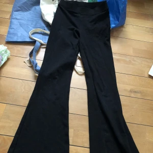 Flare byxor! - Flare byxor! Använda :) frakt tillkommer på 50kr 🥰