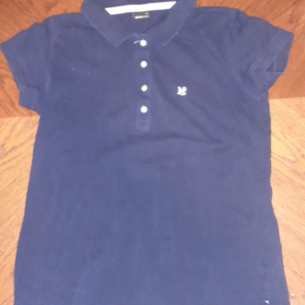 En blå skjorta från gina tricot nästan aldrig använt riktigt bra skick. Skjortor.