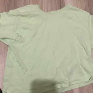 H&M  - En limegrön tröja den hm som är jätte fin till ett par jeans säljer den då den är för liten tyvärr