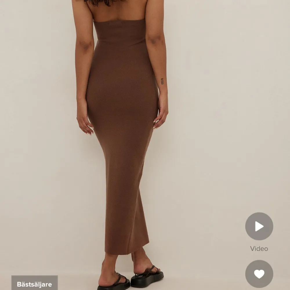 brun stickad klänning, endast använd vid ett tillfälle🤎🤎. Klänningar.