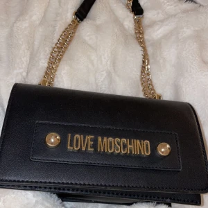 Moschino väska - Äkta moschino väska som är i jätte bra skick. Pris: 400kr 