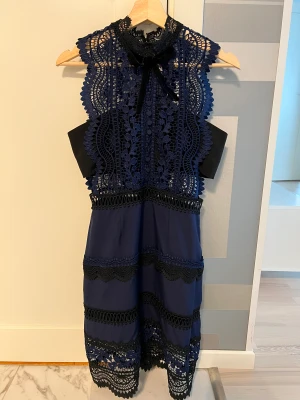 Self-portrait uk 8 - Säljer jätte snygg klänning. Motsvarar storlek xs/s i mörkblå färg . Använd 1 gång , som ny