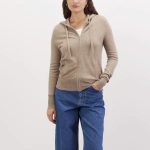 Softgoat zip - Så fin beige softgoat zip hoodie i kashmir. Köpt för ett år sedan. Möts upp i sthlm och fraktar✨nypris 2295. Pris kan diskuteras 