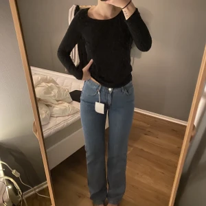 Straight leg jeans - Från BIKBOK. Helt oanvända, inköpta för 599 kr 