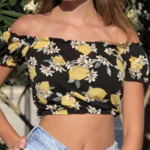 Topp - En super fin sommartopp den är använd men fortfarande i bra kvalité . Bilderna är ifrån min Spanien resa💛🖤