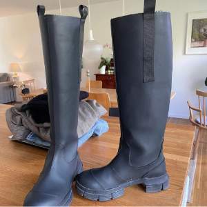 Lägger ut igen då jag inte fått dem sålda!Ganni rubber boot i strl 38 som aldrig kmr till användning. I superbra skick, använda 4 gånger inga permanenta skador, endast lite smuts fläckar som går bort med vatten! Köpta för 2,500 dustbag och orginalkartong.