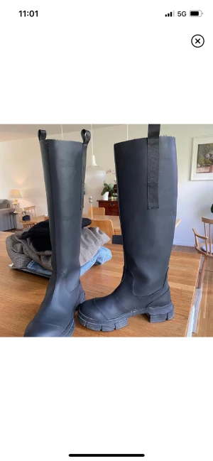 GANNI RUBBERBOOTS - Lägger ut igen då jag inte fått dem sålda!Ganni rubber boot i strl 38 som aldrig kmr till användning. I superbra skick, använda 4 gånger inga permanenta skador, endast lite smuts fläckar som går bort med vatten! Köpta för 2,500 dustbag och orginalkartong.