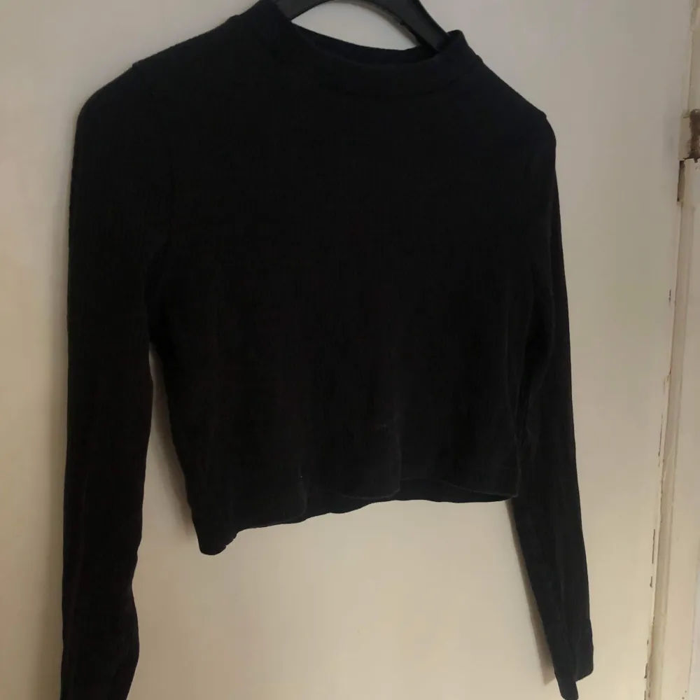 Basic svart tröja som är lite croppad. Den är även ribbad i materialet. Frakt tillkommer på 52kr. Tröjor & Koftor.