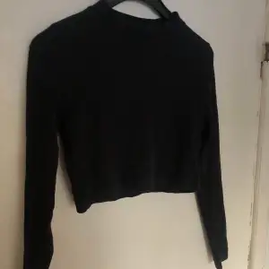 Basic svart tröja som är lite croppad. Den är även ribbad i materialet. Frakt tillkommer på 52kr