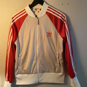 Adidas tröja - En adidas tjocktröja med dragkedja i storlek 42 som är liten i storleken😃