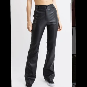 Byxor från Madlady - Högmidjade skinnbyxor - hunter  Nya, bara testade. Nypris 599kr. Från Madlady 