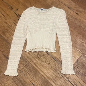 långärmad tröja  - en fin tröja från zara som tyvärr inte kommer till användning längre  köp direkt för 250kr☺️