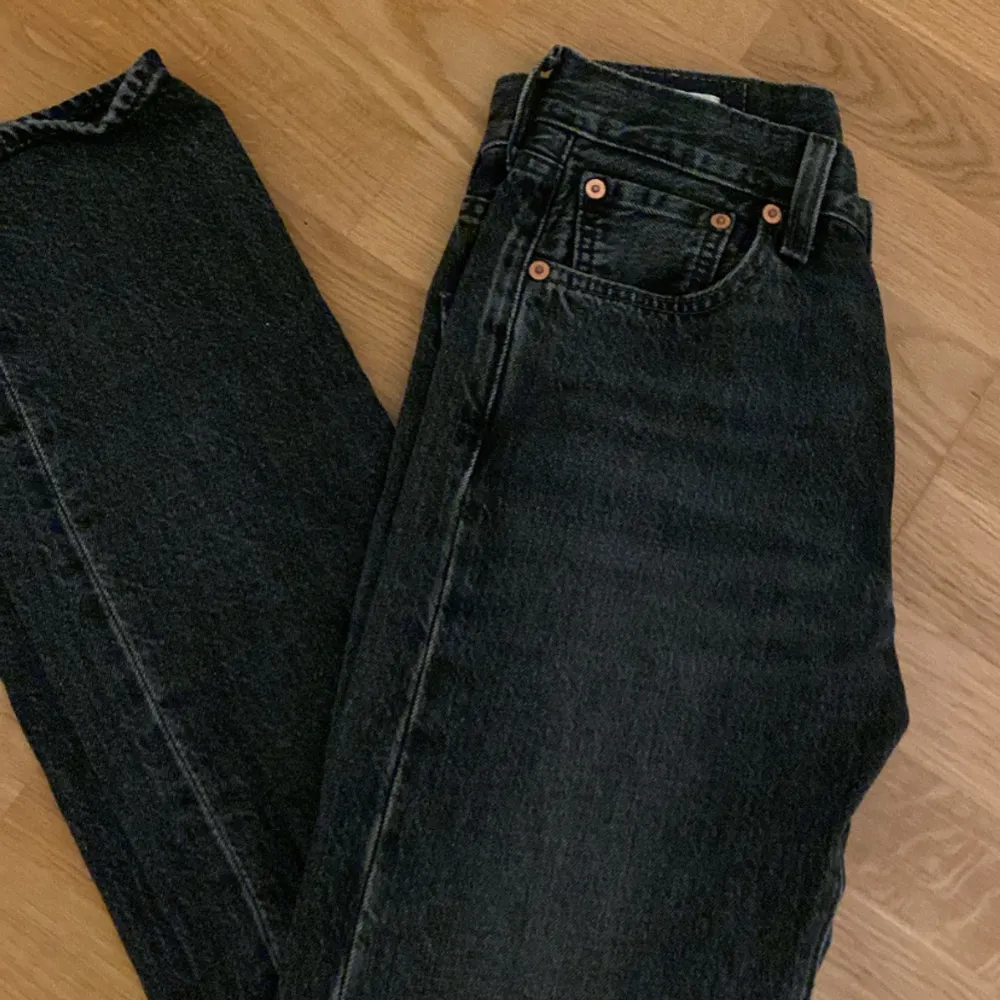 Oanvända lågmidjade Levis jeans. Budgivningen är inklusive frakt . Jeans & Byxor.