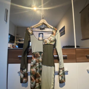 Long sleeve mini- klänning - Säljer min gröna oanvända klänning från Pretty little thing!  Lång i ärmarna (jätte fint) sitter tajt på kroppen och är kort.  I storlek XS/S (UK 6) 