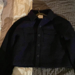 LeGer kappa - En marinblå kort kappa i märket LeGer köpt på ABOUT YOU. Superfin och hyfsat varm. Helt ny och oanvänd, endast testad, därefter prislappen kvar. Köptes för 1 500 men pris kan diskuteras. Skriv för fler bilder