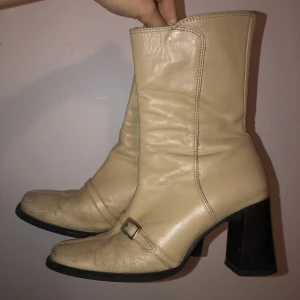 Vintage vagabond stövlar - Säljer mina vintage Vagabond stövlar med klack i storlek 36 (som är stor i storleken) 👢Jag brukar ha storlek 37/38 och de passar mig.  Kan tvättas innan köp. 