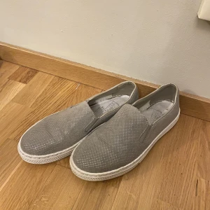 Grå/silvriga slip on skor - Supersnygga och bekväma slip on skor, gråa med silvriga prickar. Mycket sparsamt använda och i väldigt fint skick.