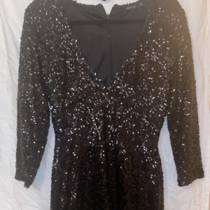 Paljettklänning  - Paljettklänning från Nelly, oanvänd!  Storlek 36  Perfekt inför nyårsfesten! :) 