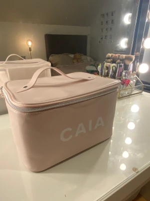 Caia necessär - 💓 Har denna otroligt fina och rymliga necessär från förra årets julkalender från Caia. 💕 KÖP DIREKT FÖR 250 kr + frakt 💕