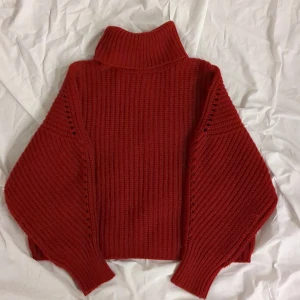 Röd Stickad tröja - Säljer nu denna snygga röda stickade tröjan från Carin Wester! Nytt skick. Pris går alltid att diskutera 