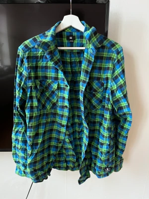 Rutig DC Skjorta Strl M - Grön/Blå rutig skjorta, som den andra så är den oanvänd av mig och har bara legat o samlat damm..
