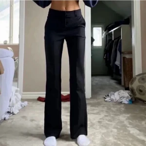 Kostymbyxor - Säljer dessa jättefina kostymbyxor från bikbok. Sparsamt använda men kommer inte längre till användning. Säljer för 400 ink frakt!