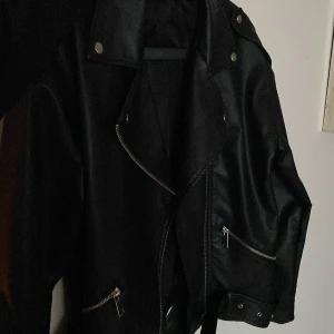 Skinnjacka  - Från missguided! Super fin, inga tecken på användning