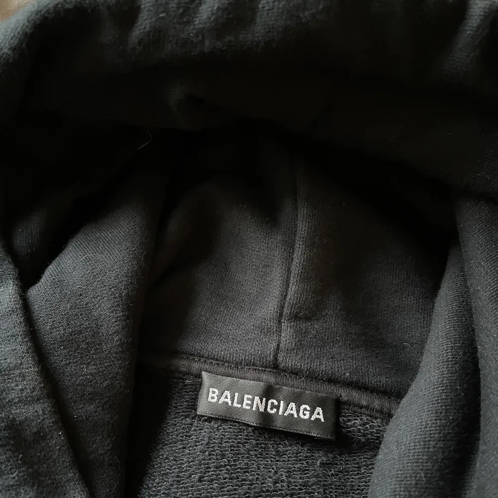 Sitter som en fin croppad hoodie på mig som är 168 men jag har för långa armar 🥺. Hoodies.