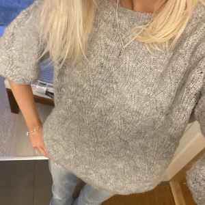 Stickad tröja - Stickad tröja med krekvarts/ korta ärmar☺️