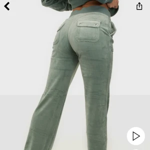 Juicy Couture - Säljer endast! Juicy byxor i färgen Chinois Green💚Köpta i somras på Juicy Couture’s hemsida och knappt använda <3 Helt slutsålda! Skriv privat för egna bilder