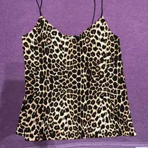 Ett leopardmönstrat linne från New Yorker i storlek XS! Det är i bra skick och säljs därav för 100kr INKLUSIVE frakt! Den finns i fler mönster och säljer gärna alla tre tillsammans för 200kr INKLUSIVE frakt! ☺️