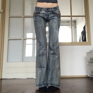 Y2k bootcut jeans - Lågmidjade bootcut jeans 💙Väldigt bra skick. Grå-blåa i färgen. 85 cm runt midjan, 85 cm innerbenslängd. Jag är 176 cm och har W29 i jeansstorlek. Endast frakt ✨Använd gärna köp nu-funktionen 🌟