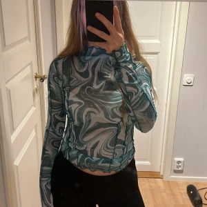 Topp från Gina tricot - Mönstrad mesh topp från Gina tricot i strl xs. Som ny. 
