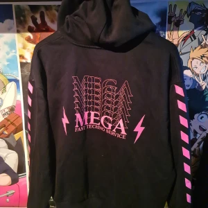 Weekday Hoodie - En inte så använd hoodie från weekday i storlek xs, lite oversized i modellen. Har neonrosa detaljer på rygg och ärmar samt en liten detalj på framsidan i samma färg.