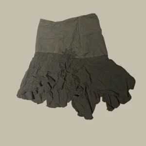 Grunge/y2k skirt 💕 - jätte söt kjol med blommor på, älskar den men den passar inte ..😔 inga skador🙏 kontakta mig för bättre bilder ❤️
