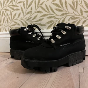 Acne kängor  - Svarta acnekängor. Jättebra skick. Säljer åt min sambo.