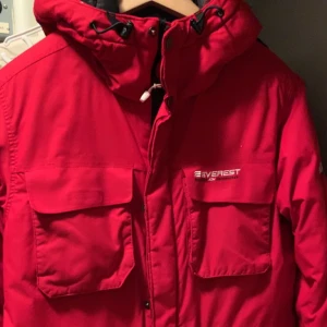 vinterjacka  - Everest jacka, 10/10 skick, använd Max 5 gånger, riktigt varm och skön Pris kan diskuteras privat 