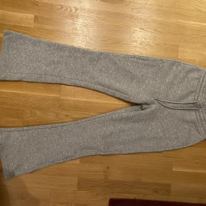 Flare sweatpants - Säljer ett par grå utsvängda mjukisbyxor i stl S, knappt använda! Har ett par likadana svarta på min profil🤍