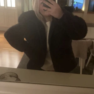 Meotine Jacka - Säljer min fina, fina meotine jacka, den är den tjockare modellen och passar jätte bra till vintern om man ej vill ha stora dun jackor varje dag!!❤️ Har vanligtvis storlek S eller M, men jackan är i storlek M/L men den passar jätte bra!!❤️