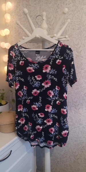 Blus  - Mönstrad blus från Ginatricot. Storlek M. 