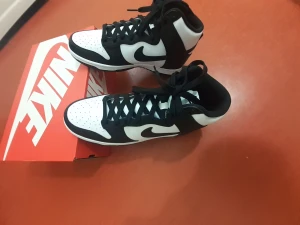 Nike High Dunk Retro  - Säljer mina Nike High Dunk Retro, Helt nya har inte använt dem, vit och svart,  Kontakta mig om du behöver hjälp med nånting 👍