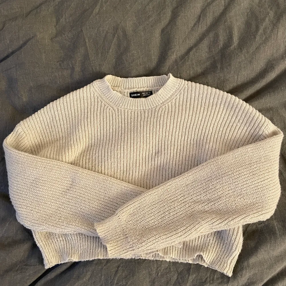 Säljer en stickad tröja som är cropped i storlek 38 från Shein. Färgen skiftar lite mellan beige och grön. Köparen står för frakten🤍. Stickat.
