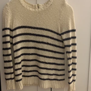 Stickad tröja - Randig stickad tröja. Strl L men mer som en M.  Hel och fin.  Kan skickas om köparen står för frakten. 