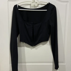 En svart topp - En topp jag har köpt från shein för längesen, har använt ksk 1 gång för den är för kort på mig!