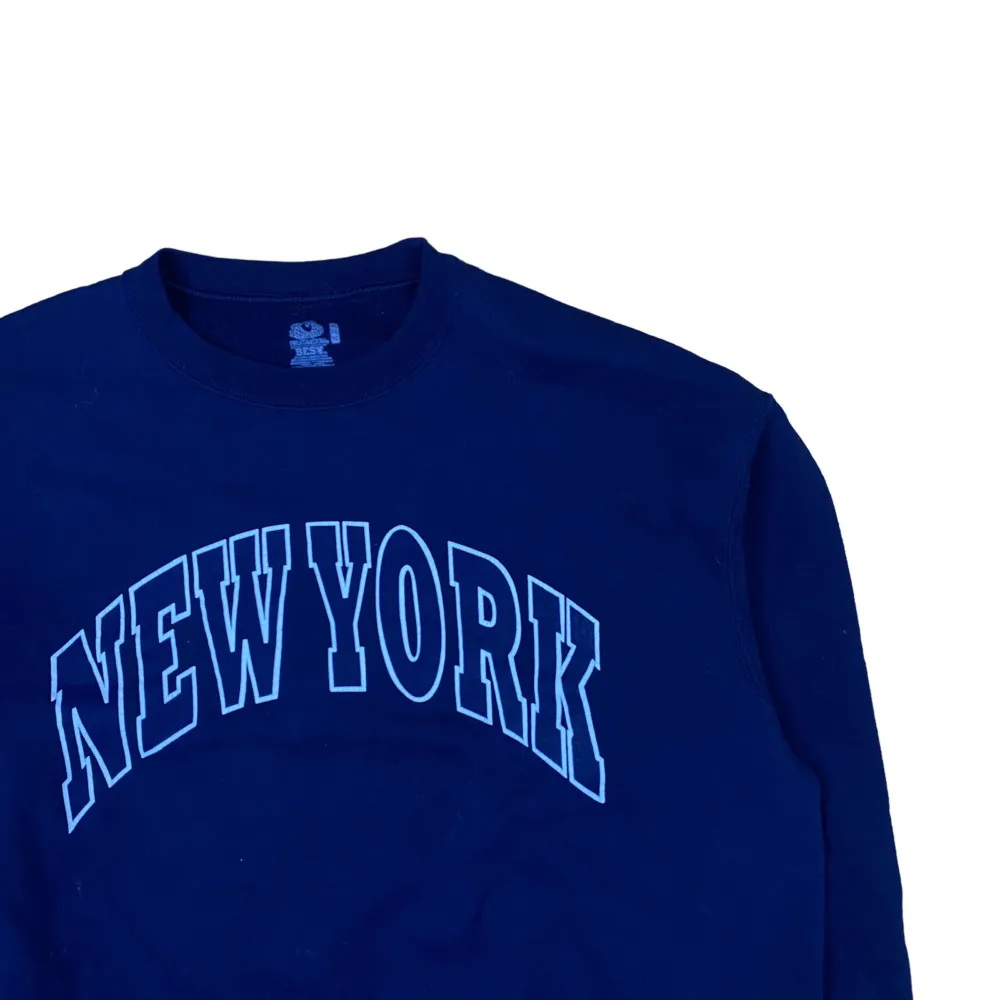 Vintage college New York sweatshirt i storlek XL. Gjord på en Fruit of the looms blank och är i bra skick förutom en fläck som syns på sista bilden.. Tröjor & Koftor.