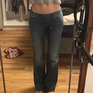 Napapijri Jeans - Säljer dessa jätte snygga låg midjade bootcut jeans jag köpte second hand!💫 Super bra skick och de passar mig som är 173 cm jätte bra! Köpare står för frakt! 💛