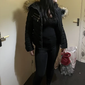 Hollies jacka  - Äkta jacka med fake päls. Pälsen går att ta bort.  Använd några fåtal gånger.  Skriv i chatten för mer bilder. 