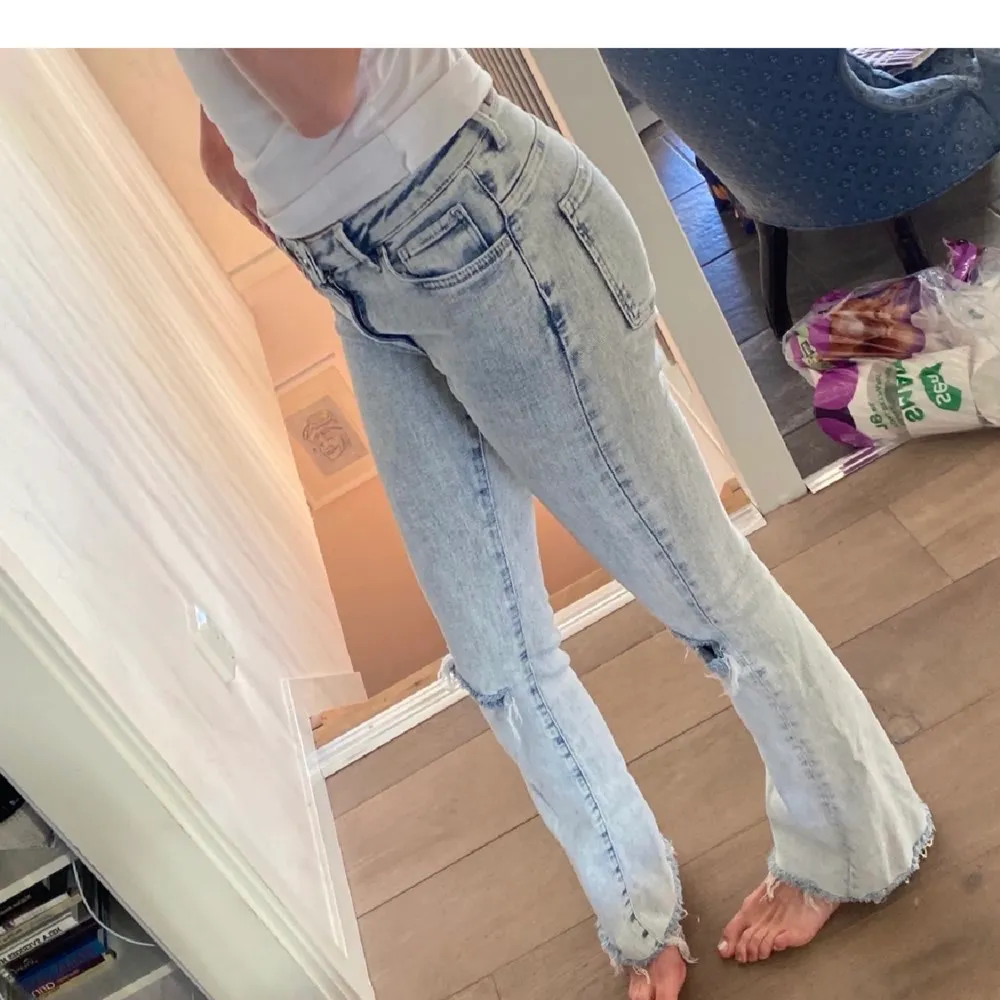 Köpte dessa jeans på plick men säljer pga att dom ej kommer till användning 🤍Köptes på BIKBOK . Jeans & Byxor.