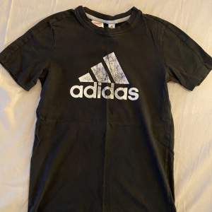 Svart adidas t-shirt storlek xs/s.