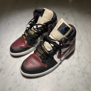 Jordan 1 ”Dark Beetroot” mid - Väldigt bra skick på skorna men säljer pga att de är små, beställda på Restocks och är även Restocks verified alltså är de 100% äkta. Pris och frakt kan självklart diskuteras! Nypris 3500 kr